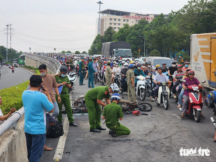 Hai xe máy bốc cháy trên cầu vượt Quang Trung, quận 12