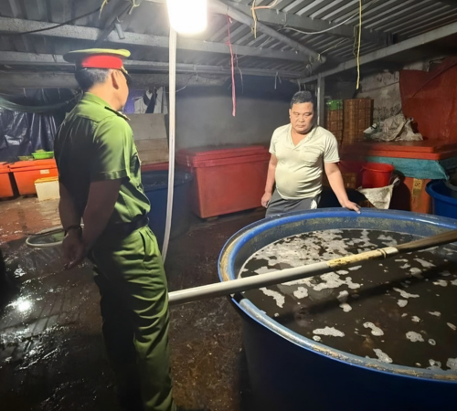 Công An đột kích xưởng làm 3.000 tấn ốc bươu 'ngậm' hóa chất ở TP HCM