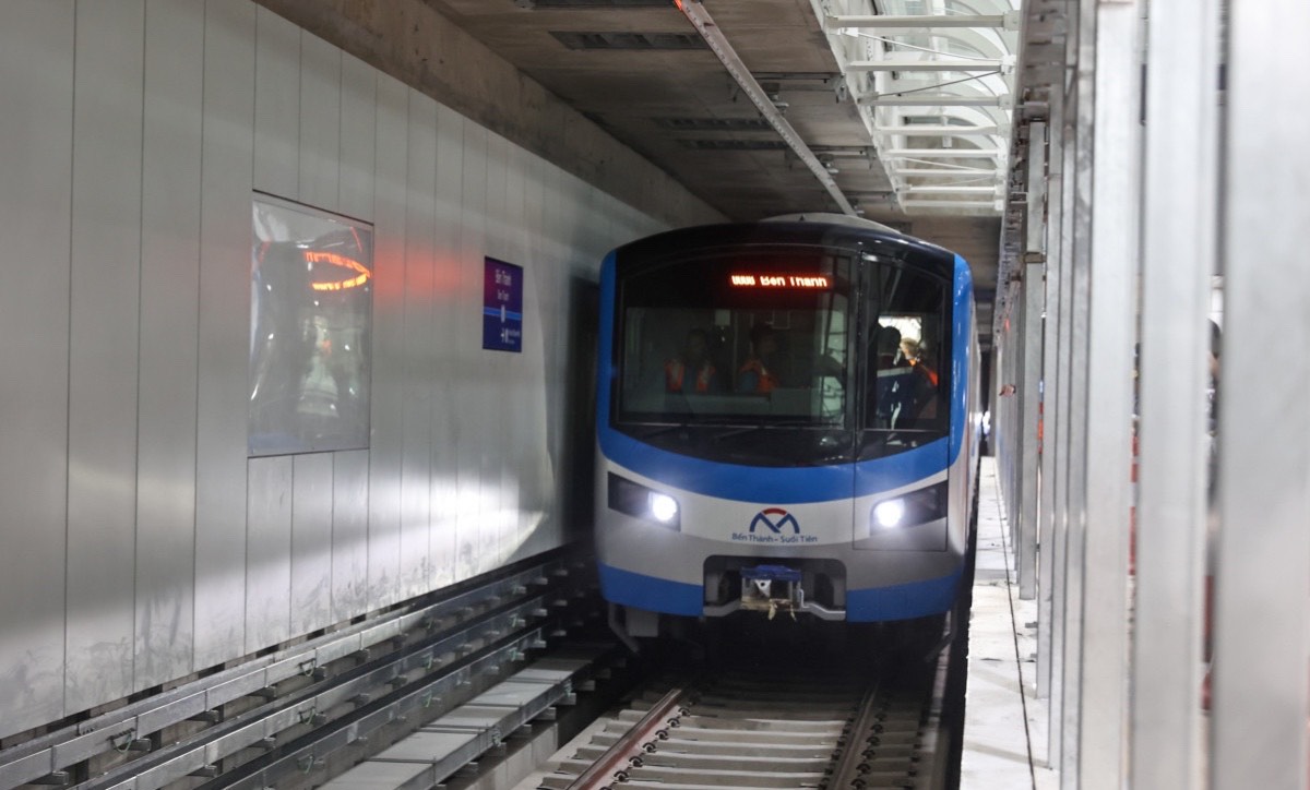 Metro số 1 lần đầu chở khách qua ba ga ngầm