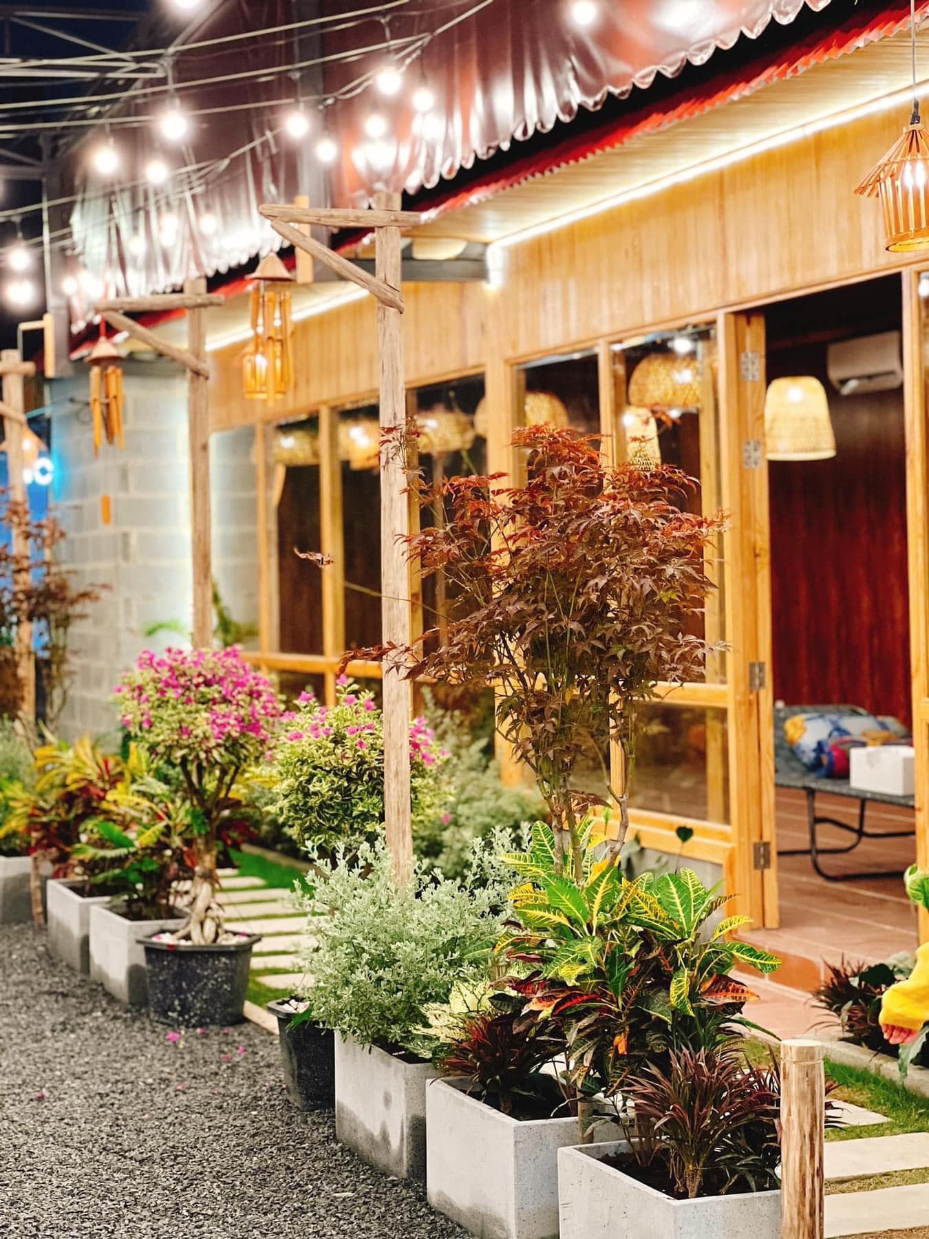 Cà phê Nhà Mị Đà Lạt thu nhỏ tại Hóc Môn - tiệm hoa nhà mị