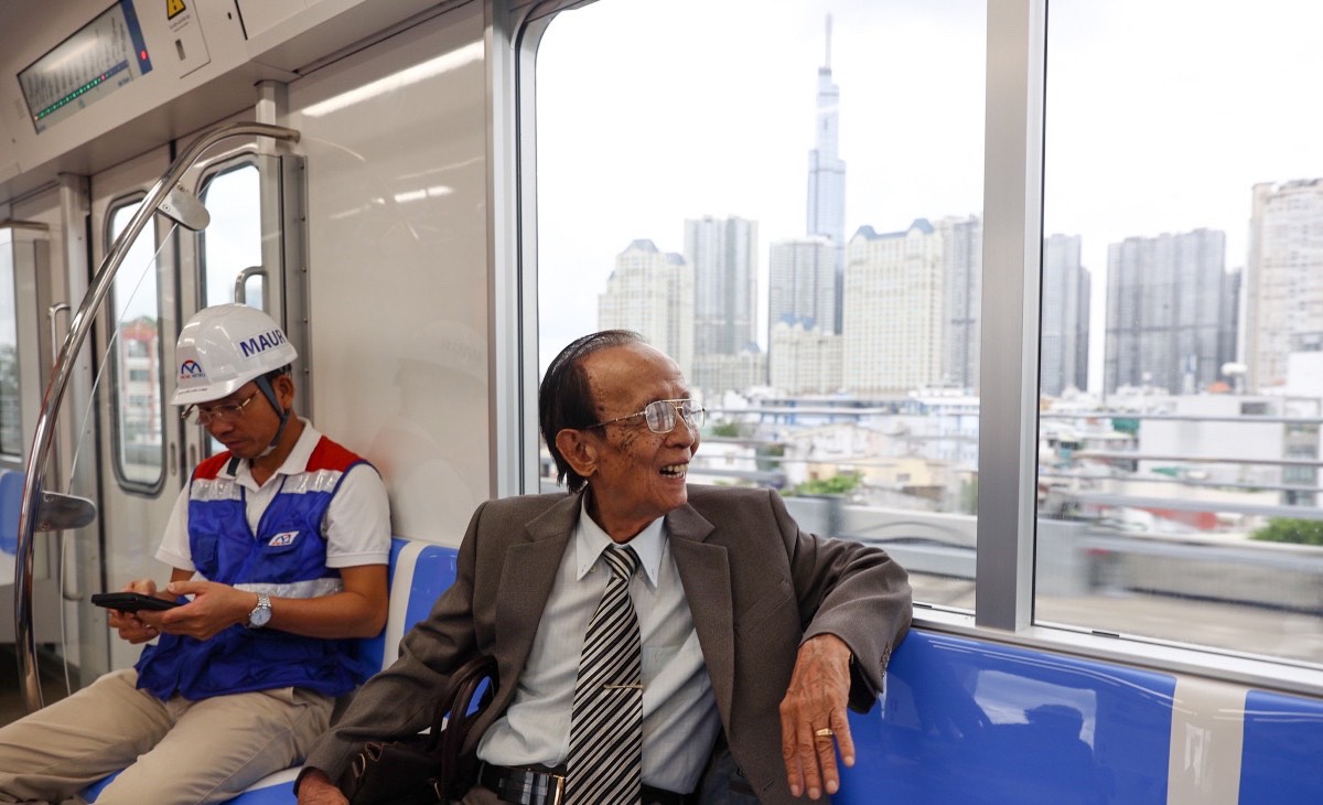 Ông Hà Ngọc Trường, 84 tuổi, cán bộ về hưu cùng các kỹ sư